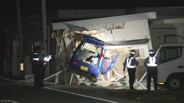 志賀島で軽自動車が倉庫に突っ込む 女性1人死亡