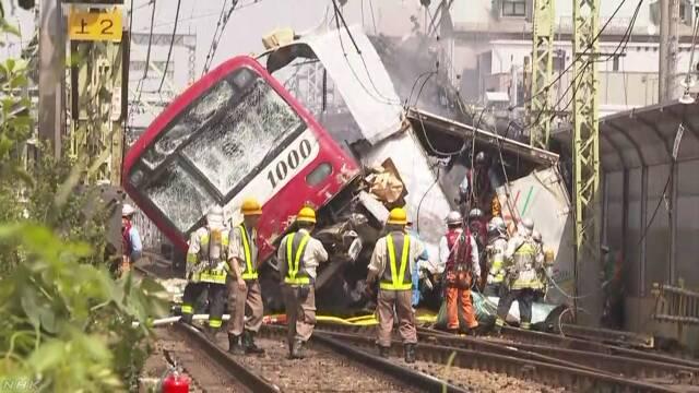 京急本線 神奈川新町駅付近の踏切でトラックと電車が衝突