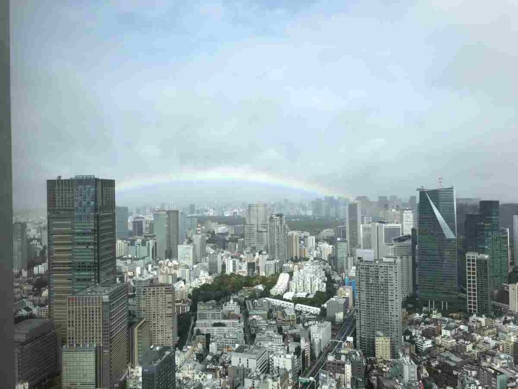 即位礼正殿の儀が始まると雨があがり皇居をまたがる形で虹がかかる