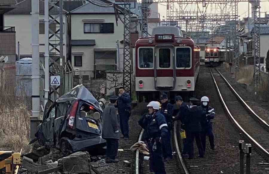 近鉄南大阪線で準急と軽乗用車が衝突 運転手の男性搬送