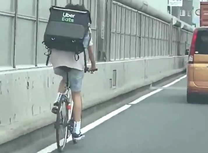 ウーバーイーツの配達員が首都高4号線新宿出口付近を走行 自転車で高速道路を走行すると5万円以下の罰金