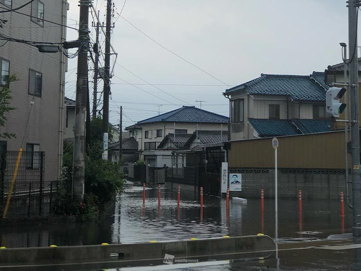 埼玉県熊谷市で10分に50mm 日本歴代1位の雨か 各地で冠水 道路が川に