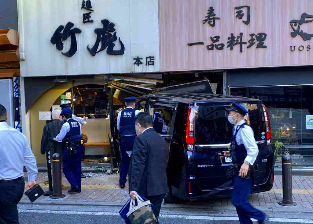 歌舞伎町のラーメン店「麺匠 竹虎 本店」に80代男性が運転する車が突っ込む Twitterに現地の様子
