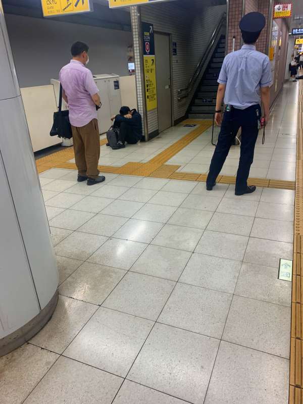 東新宿駅で取り押さえられた男の画像