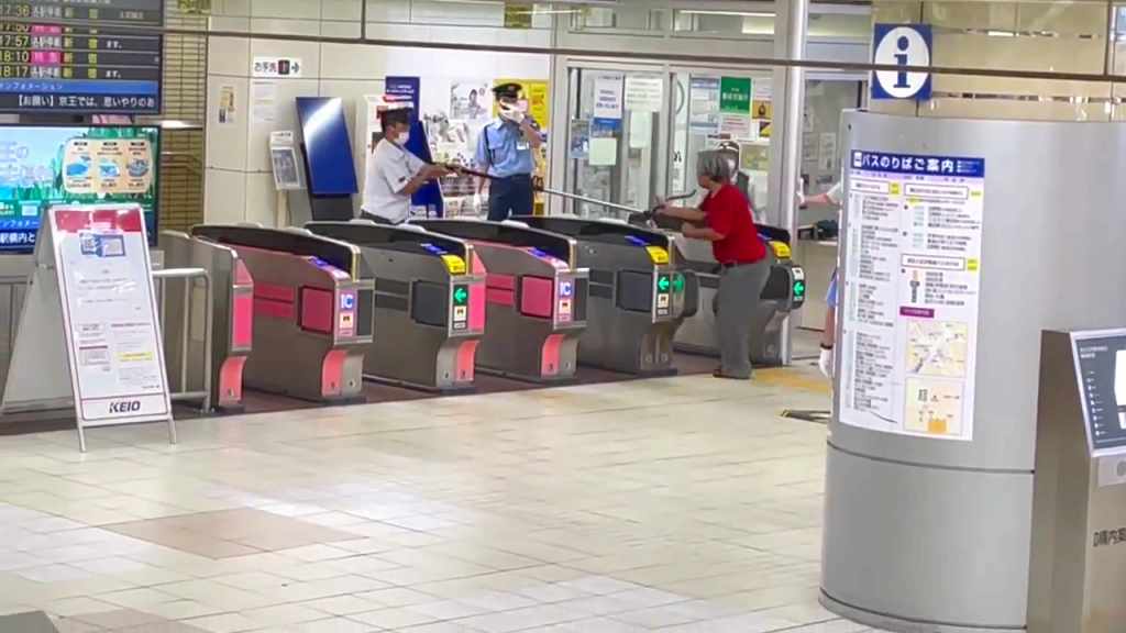 京王線「京王八王子駅」にカマを持って改札通ろうとした70代の男 身柄確保される