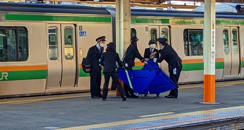 東海道本線 大船駅で人身事故 ブルーシートにくるまれ運ばれる Twitterに現地の様子