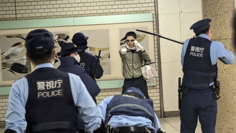 東京メトロ九段下駅に刃物男 20代の男がカッターナイフを持って騒ぐ Twitterに現地の様子