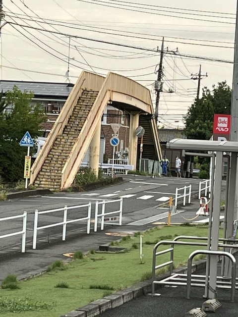 現場は行田市城西4丁目の「ベルク 行田城西店」前の歩道橋