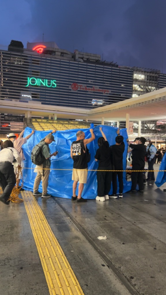 横浜駅西口で飛び降り 「2人くらい運ばれてた」 Twitter(X)に現地の様子