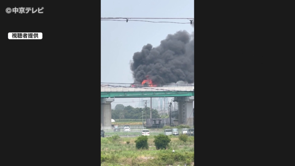 現場は弥富市鯏浦町の東名阪自動車道