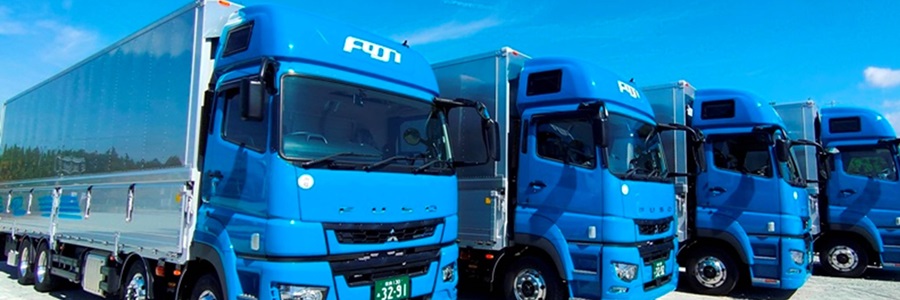 追突したトラックは「フジトランスポート」のトラック