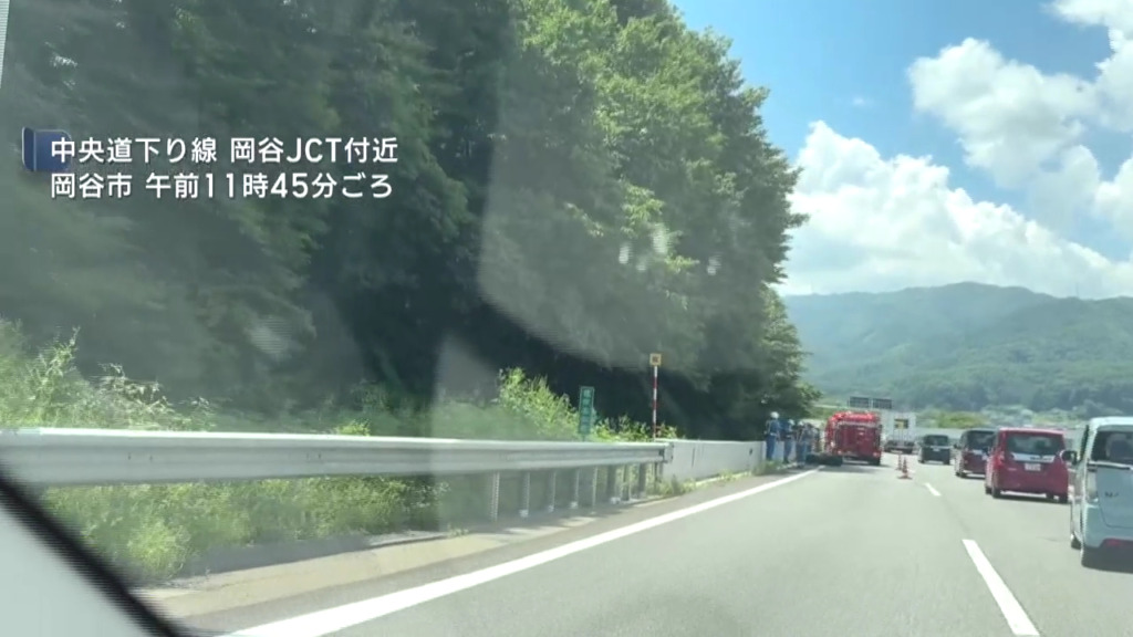 現場は岡谷市川岸の中央道下り岡谷JCT付近