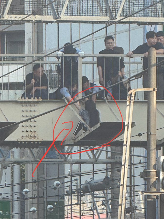 東武東上線 成増駅近くの歩道橋に女性が座り込み 警官が説得し保護 飛び降り自殺未遂か Twitter(X)に現地の様子