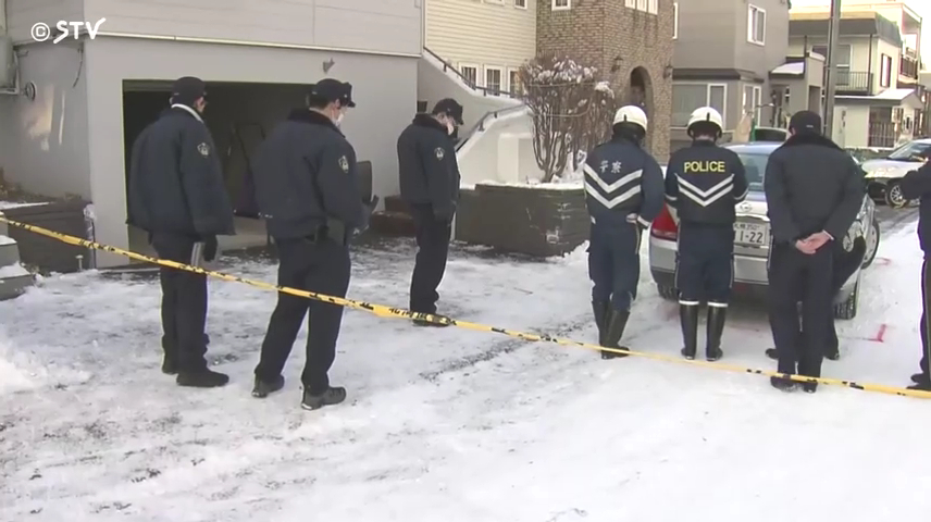 現場は札幌市厚別区大谷地西4丁目の住宅前の路上