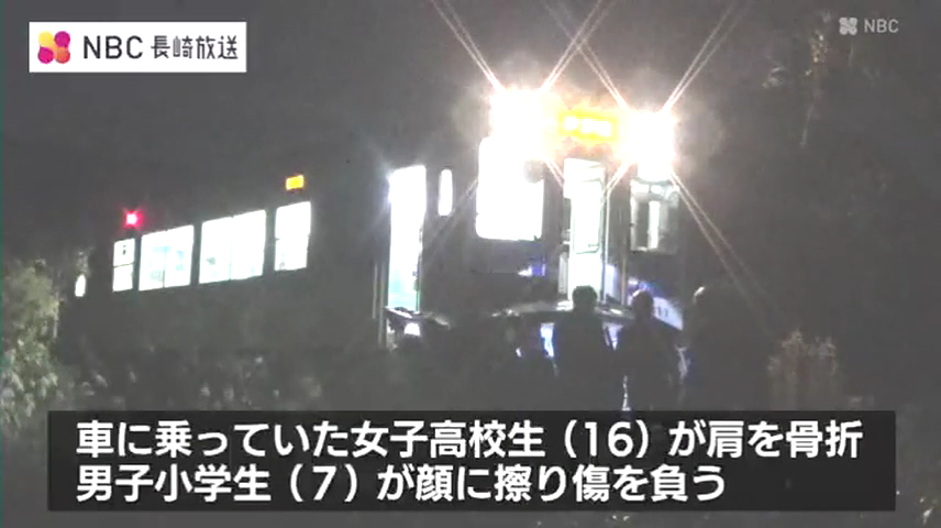 男女の子供が病院に搬送される