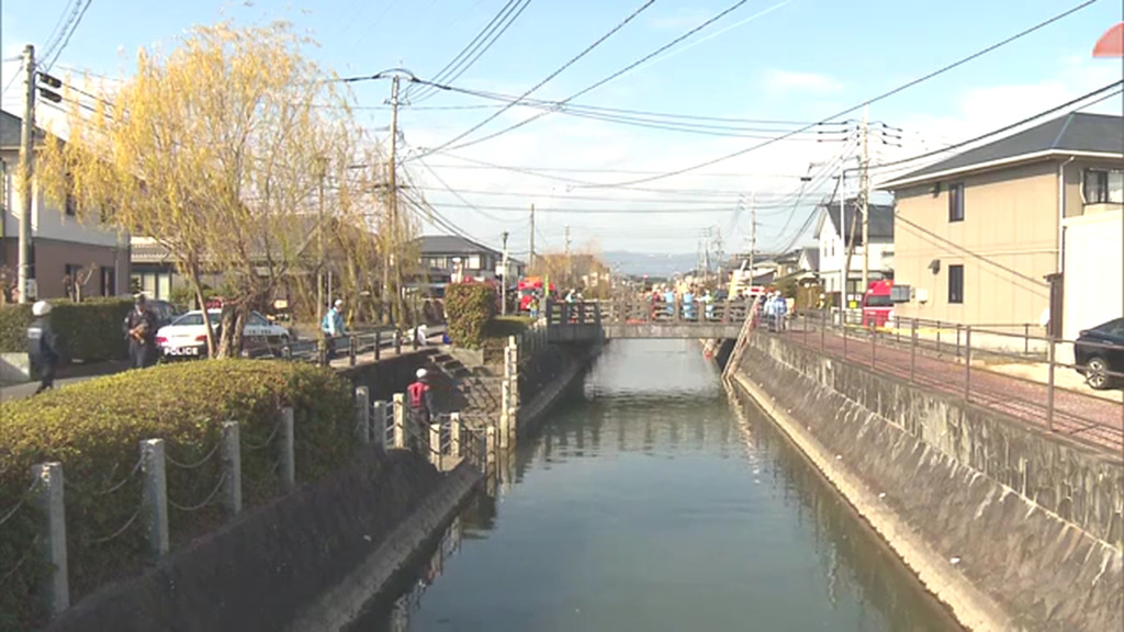 現場は佐賀市兵庫南のクリーク