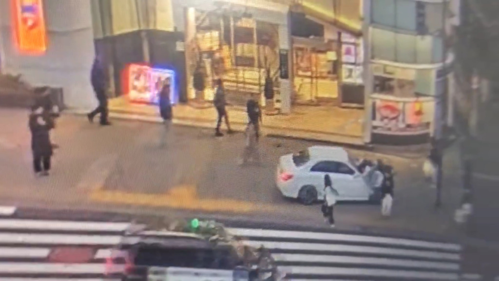 新宿区西新宿7丁目の大ガード近くの交差点でベンツが歩道に乗り上げ18歳の外国人女性2人をはねる Twitter(X)に現地の様子