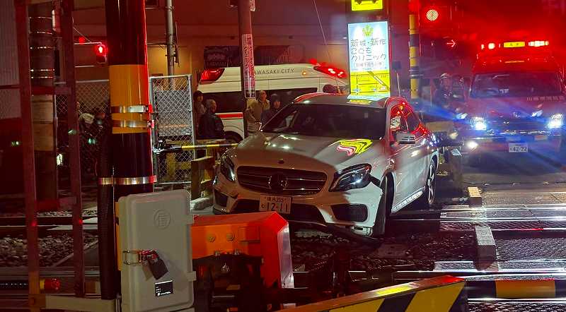 川崎市高津区のJR南武線「坂戸踏切」で高齢女性が運転するベンツが脱輪 Twitter(X)に現地の様子