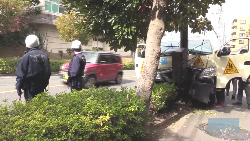 現場は横浜市磯子区磯子5丁目の市道