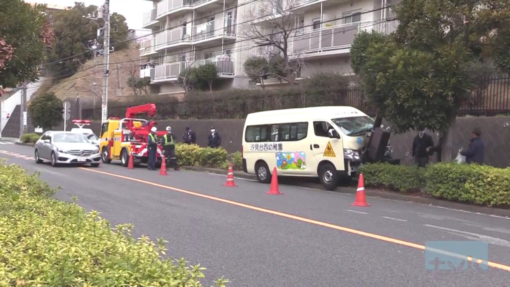 電柱に衝突したバスは汐見台西幼稚園の幼稚園バス
