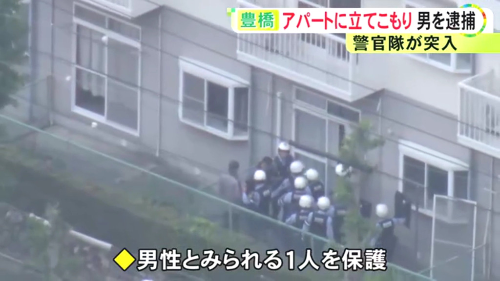 閃光弾を投げ入れ警察官が突入