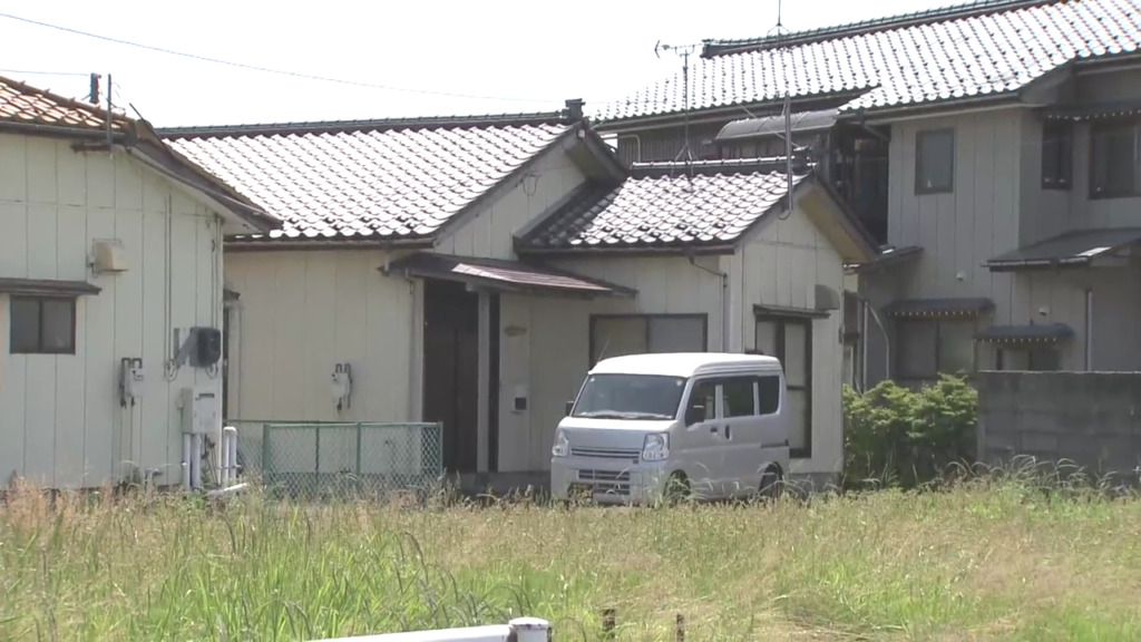 現場は新潟市南区下曲通の栗原英樹の自宅