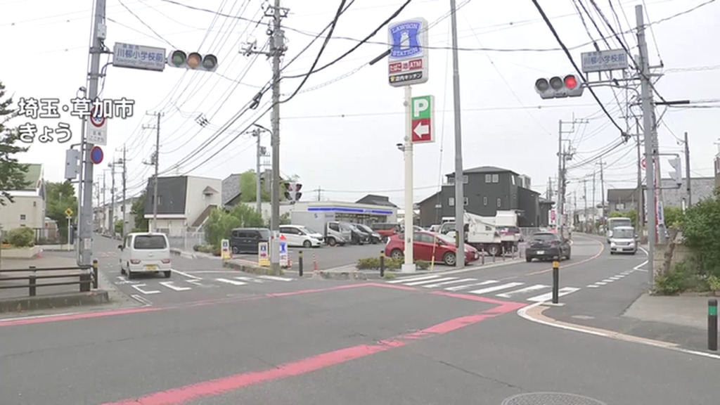 現場は草加市青柳7丁目の交差点