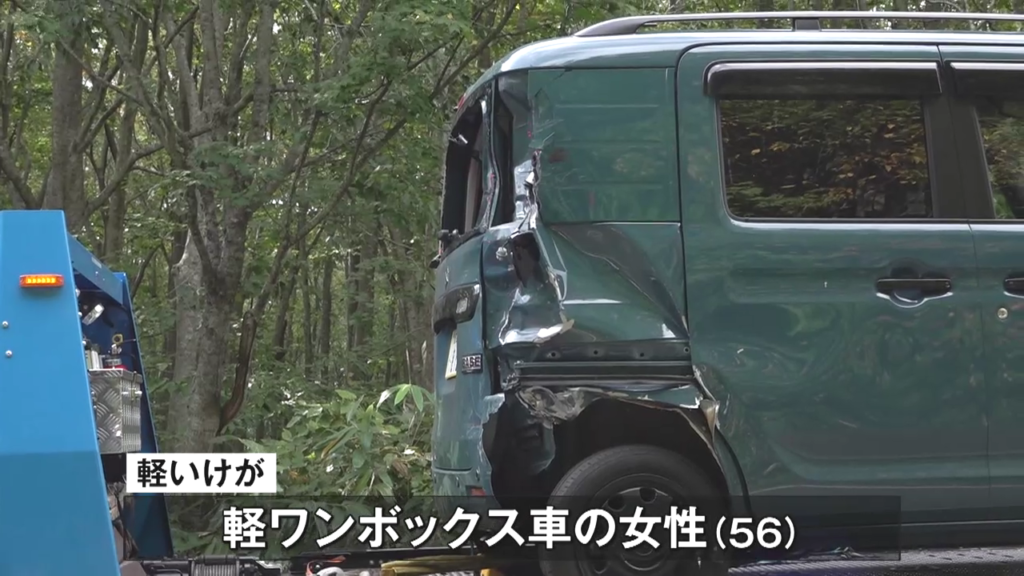 軽ワンボックスの56歳女性が軽傷